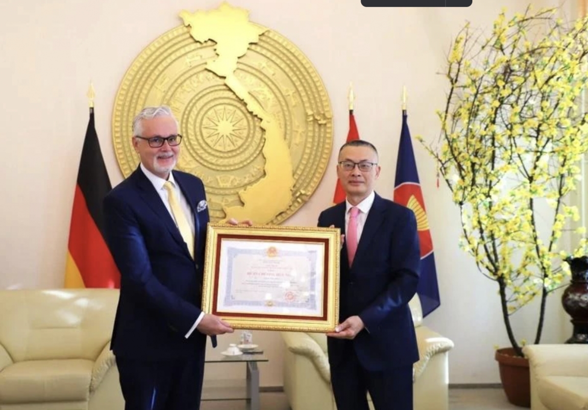 Former German ambassador to Vietnam awarded Friendship Order